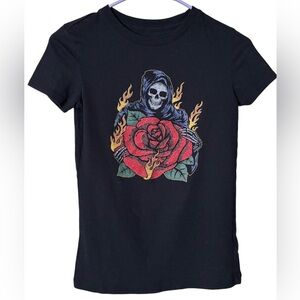 Aeropostale Black Skeleton and Rose T-Shirt
Size XS